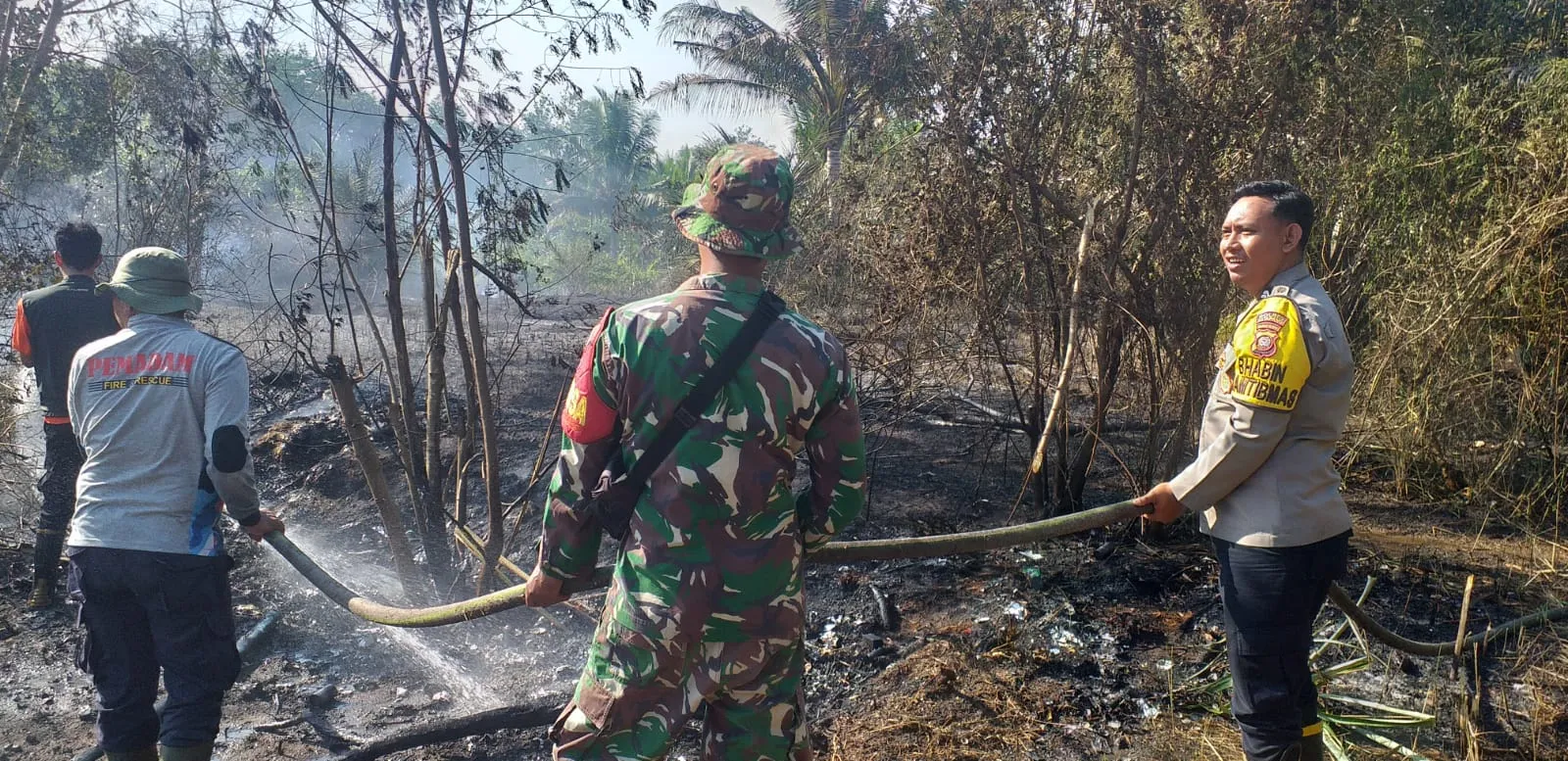 Sinergi Polri, TNI, BPBD dan Masyarakat, Personel Polsek Muara Pawan Berjibaku Padamkan Karhutla di Desa Tempurukan