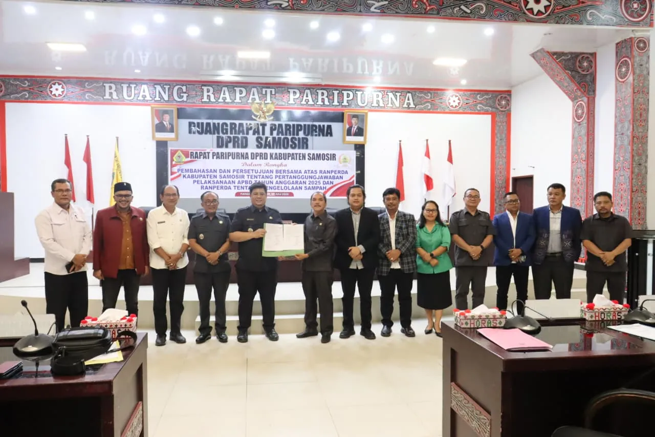 Bupati Samosir Bersama DPRD Tetapkan Perda Pertanggungjawaban Pelaksanaan APBD TA 2025 dan Perda Tentang Pengelolaan Sampah