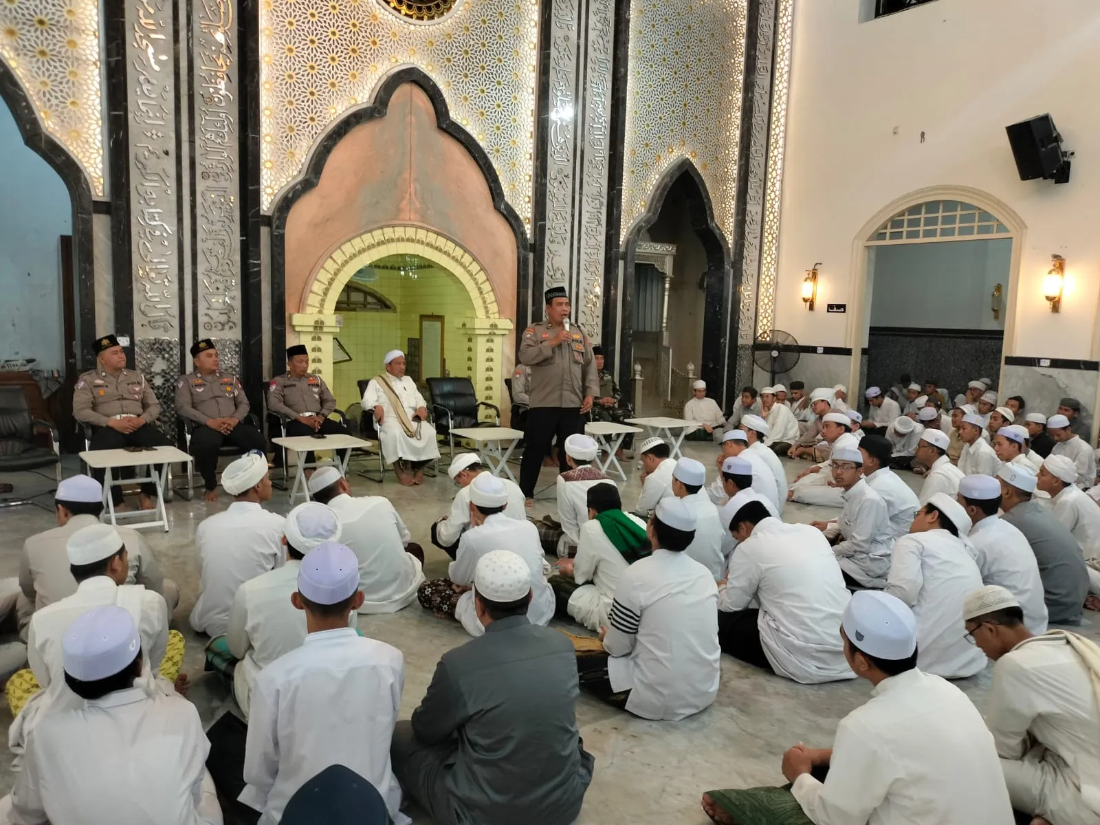 Perkuat Sinergi Polri dan Santri, Satbinmas Dan Satlantas Polres Pasuruan Gelar Safari Jumat di Ponpes Dalwa