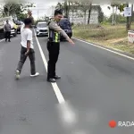 Ibu Muda Tewas Tertabrak Dump Truk di Kedungdung, Bayi 8 Bulan Kritis
