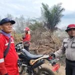 Polsek Matan Hilir Utara Bersama Manggala Agni Dan Warga Lakukan Pemadaman Kebakaran Lahan