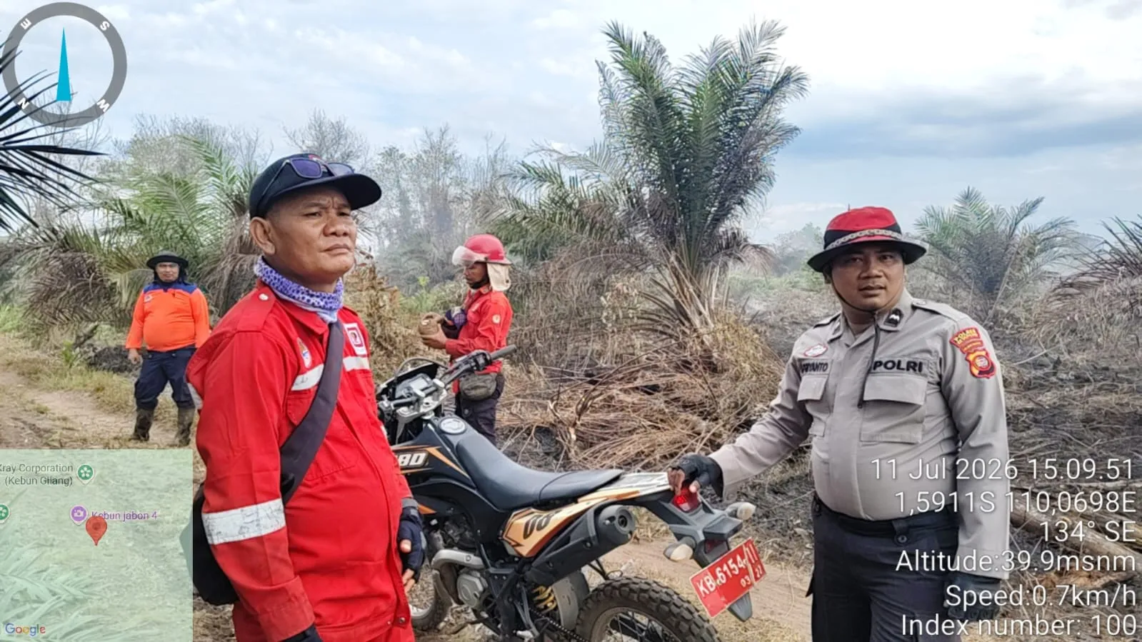 Polsek Matan Hilir Utara Bersama Manggala Agni Dan Warga Lakukan Pemadaman Kebakaran Lahan