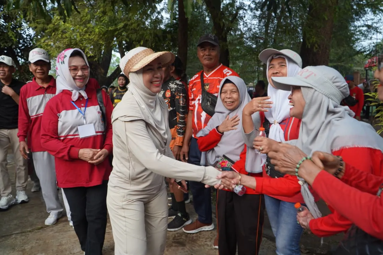 Jalan Sehat HUT Ke-64 PWRI, Ning Ita Ajak Lansia Tetap Aktif dan Bugar