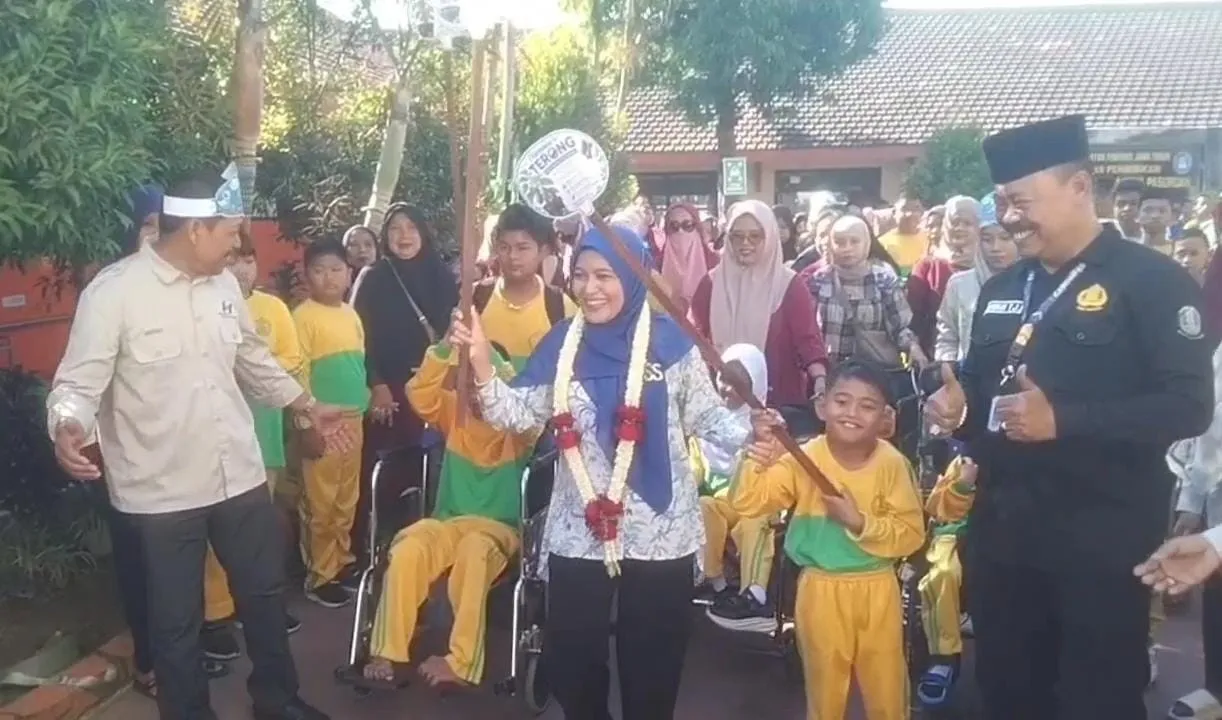 Bunda Ani Wibowo apresiasi prestasi siswa SLBN 1 Kota Pasuruan.