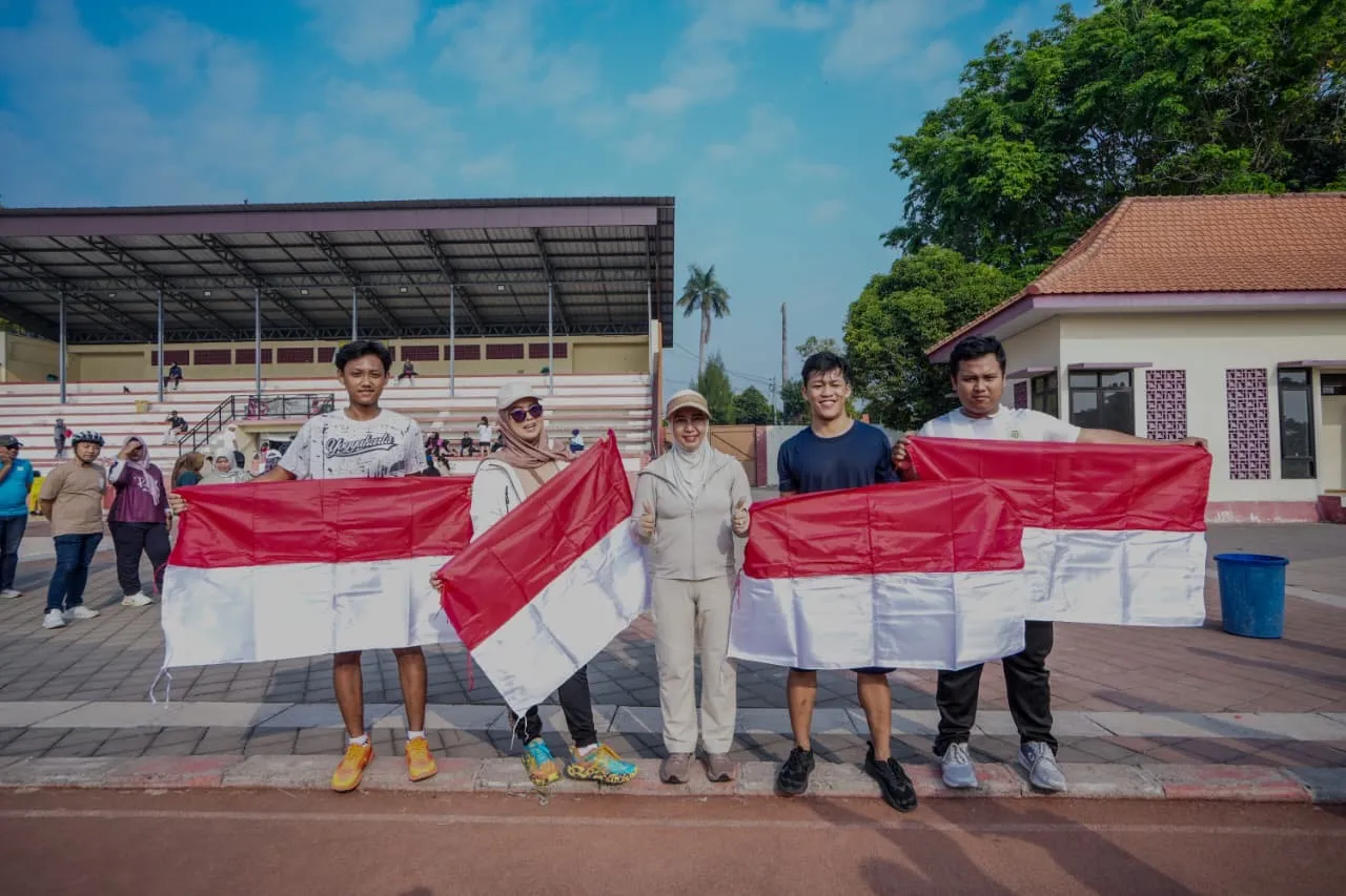 Gaungkan Semangat Kemerdekaan,Wali Kota Mojokerto Bagikan Bendera Merah Putih untuk Warga