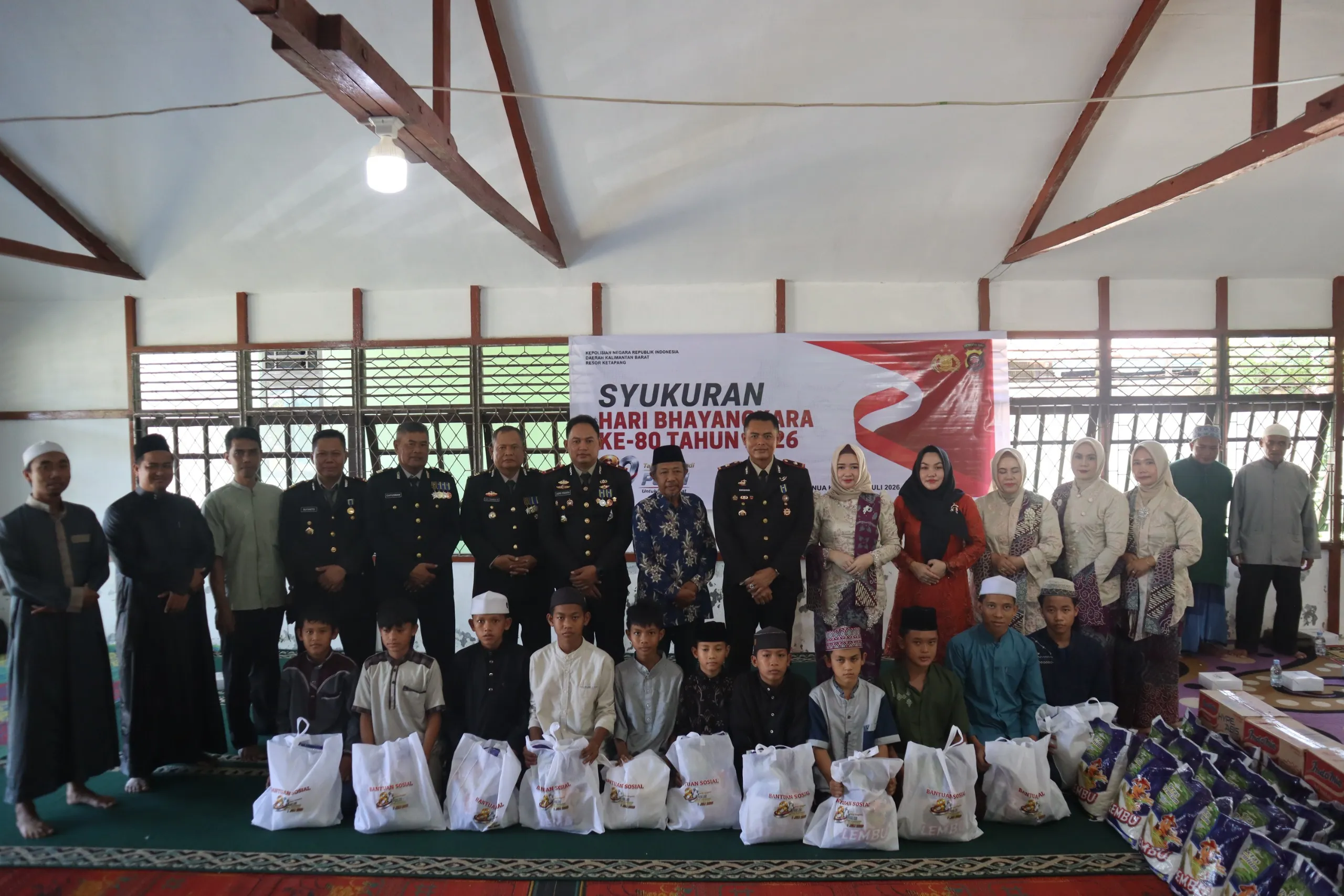 Waka Polres Ketapang Gelar Syukuran Hari Bhayangkara Ke-80 bersama anak – anak Santri di Ponpes An-Nawawi