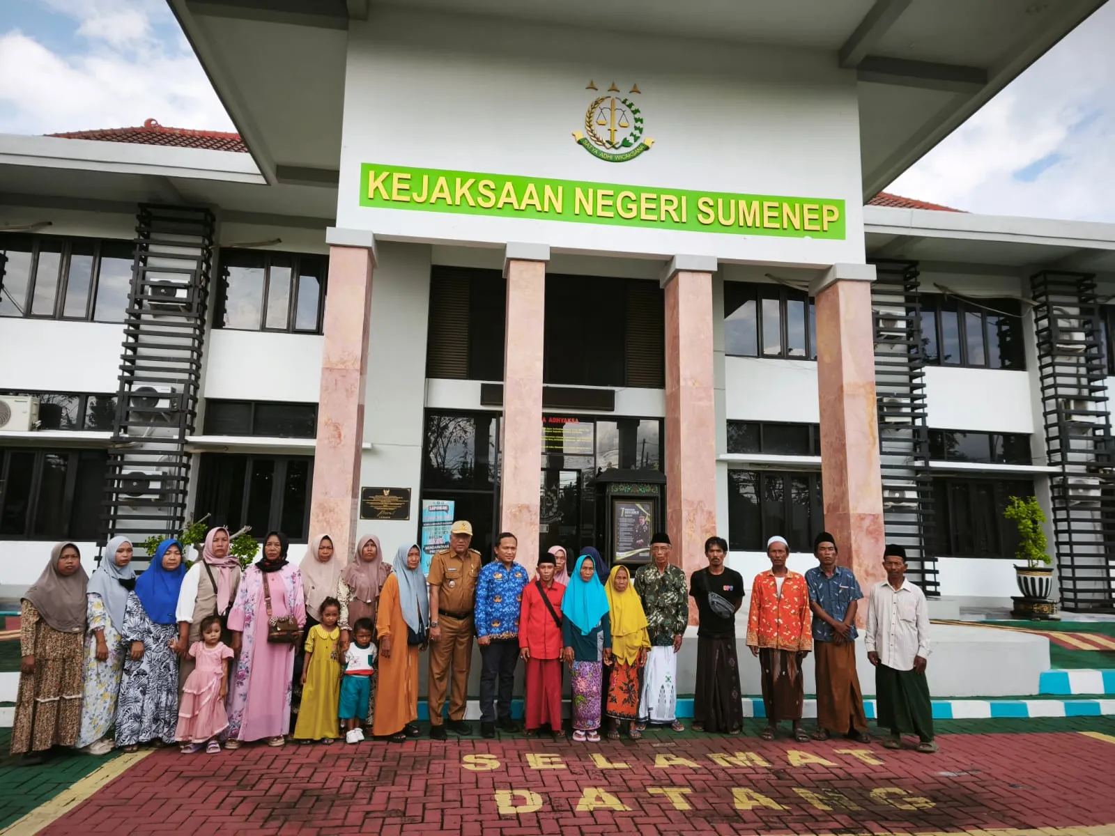 Warga Raas Merasa Kehilangan Atas Mutasi  Camat Subiyakto Yang Kini Emban Tugas Jadi Camat Arjasa