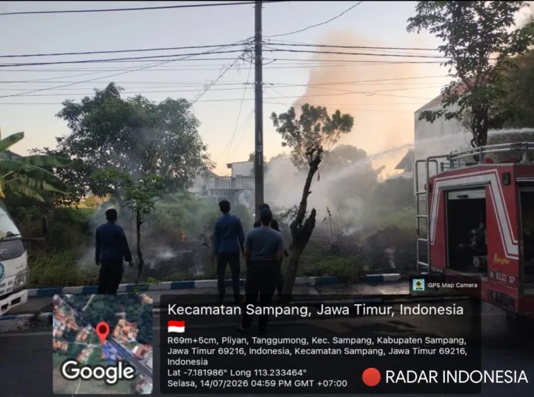 Respons Kilat Petugas Damkar Sampang: Kebakaran Lahan di Tanggumung Berhasil Dijinakkan dalam Hitungan Menit
