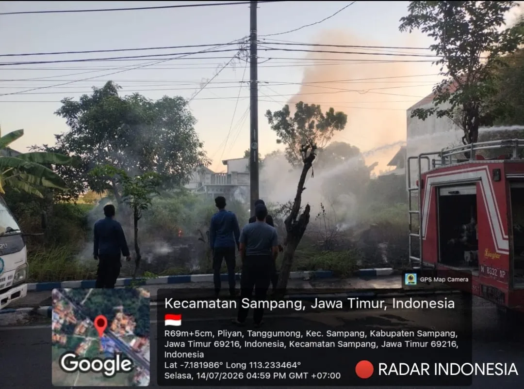 Respons Kilat Petugas Damkar Sampang: Kebakaran Lahan di Tanggumung Berhasil Dijinakkan dalam Hitungan Menit