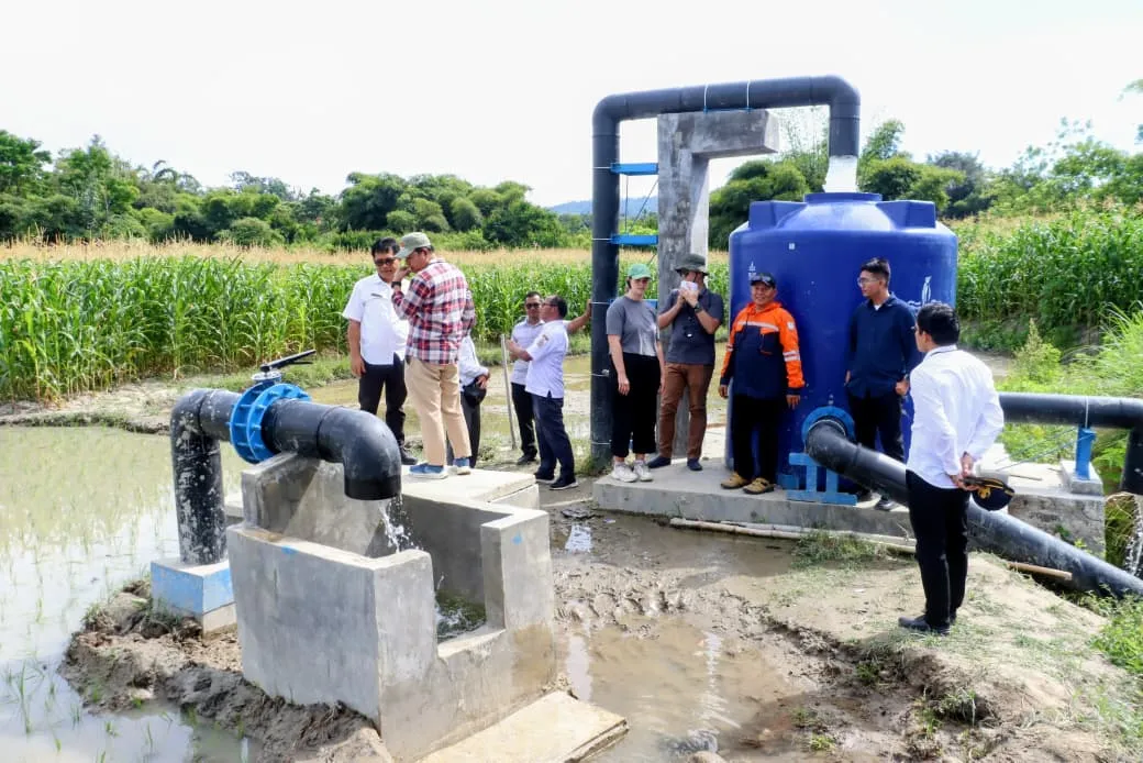 Tim UK FCDO, Bapperida Sumut dan Pemkab Samosir Tinjau Implementasi Pompa Air Tenaga Surya di Kabupaten Samosir