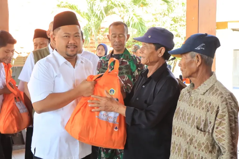 Hadapi Dampak Kekeringan, Bupati Yani Serahkan Bansos kepada 1.177 Petani Gagal Panen
