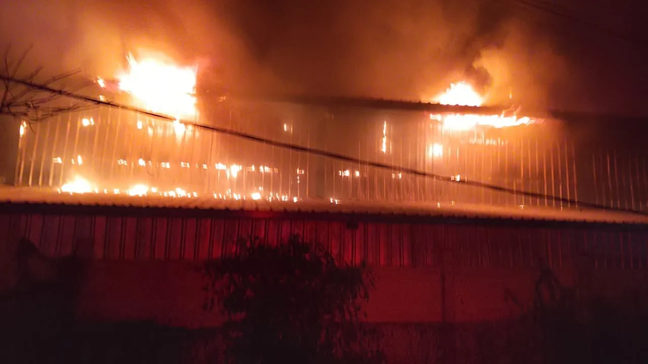 Pabrik Penggilingan Janggel di Latsari Jombang Terbakar, 4 Unit Damkar Diterjunkan
