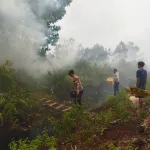 Karhutla Nyaris Ludeskan Permukiman Fajar Asri 6, Polisi Evakuasi Warga Saat Api Mengganas