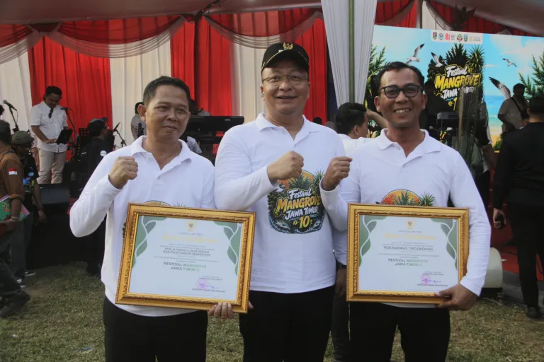 Komitmen Jaga Pesisir, Bupati Gresik Raih Penghargaan di Festival Mangrove Jatim ke-10
