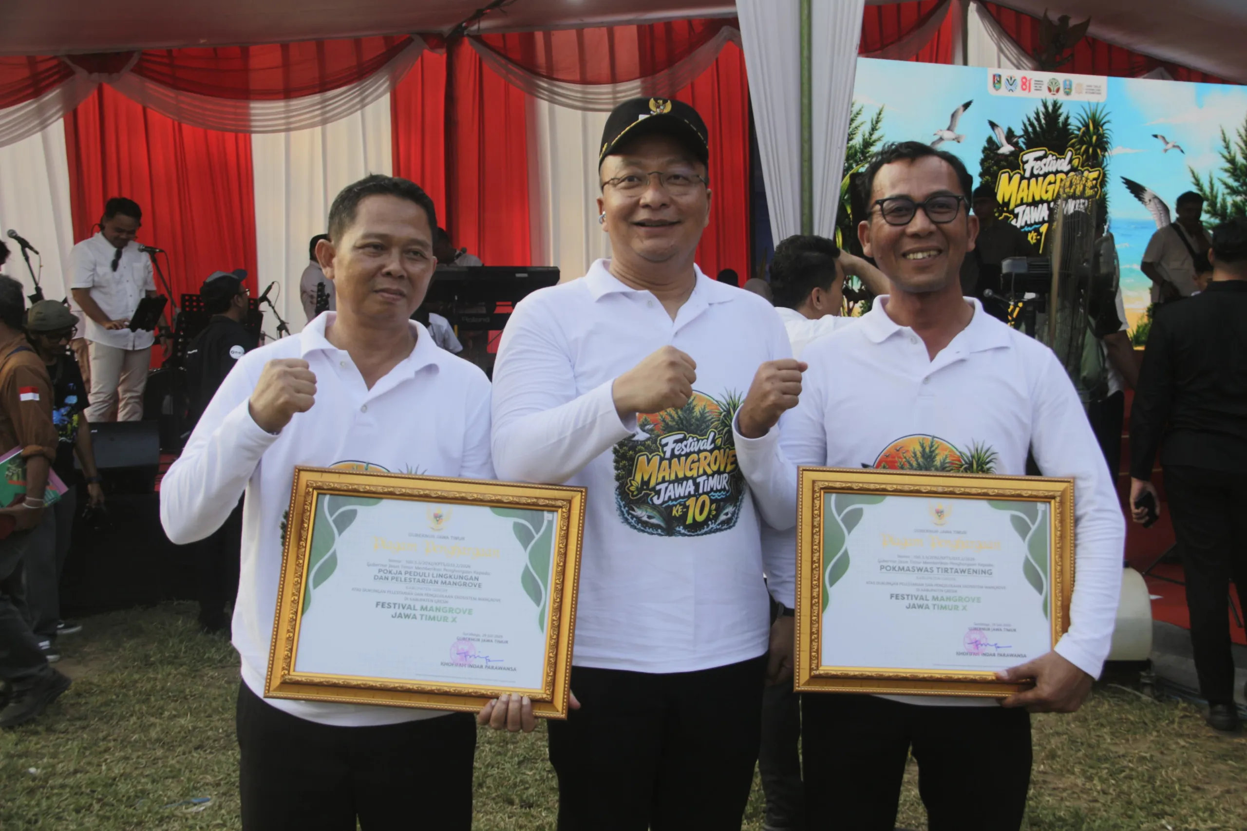 Komitmen Jaga Pesisir, Bupati Gresik Raih Penghargaan di Festival Mangrove Jatim ke-10