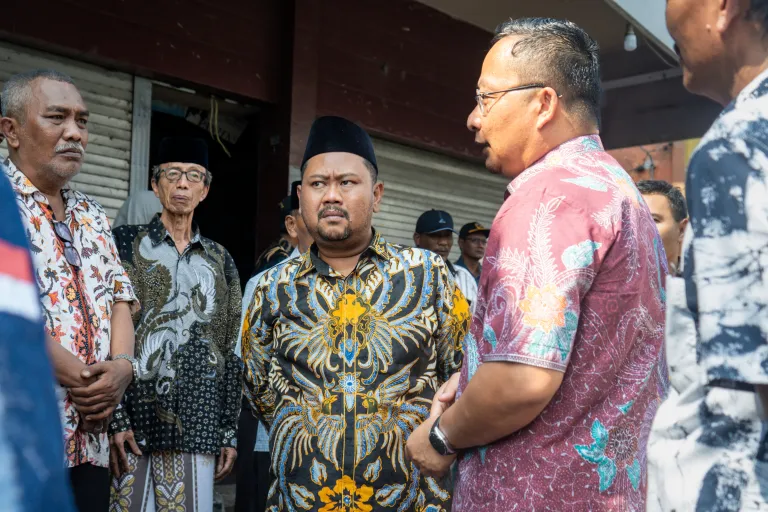 Bupati dan Wakil Bupati Gresik Salurkan Bantuan Stimulan Material Untuk Korban Kebakaran Sembayat