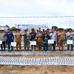 Pengembangan Bawang Putih Terus Diperkuat, Bupati Samosir Serahkan Bantuan 4 Ton Benih Bawang Putih
