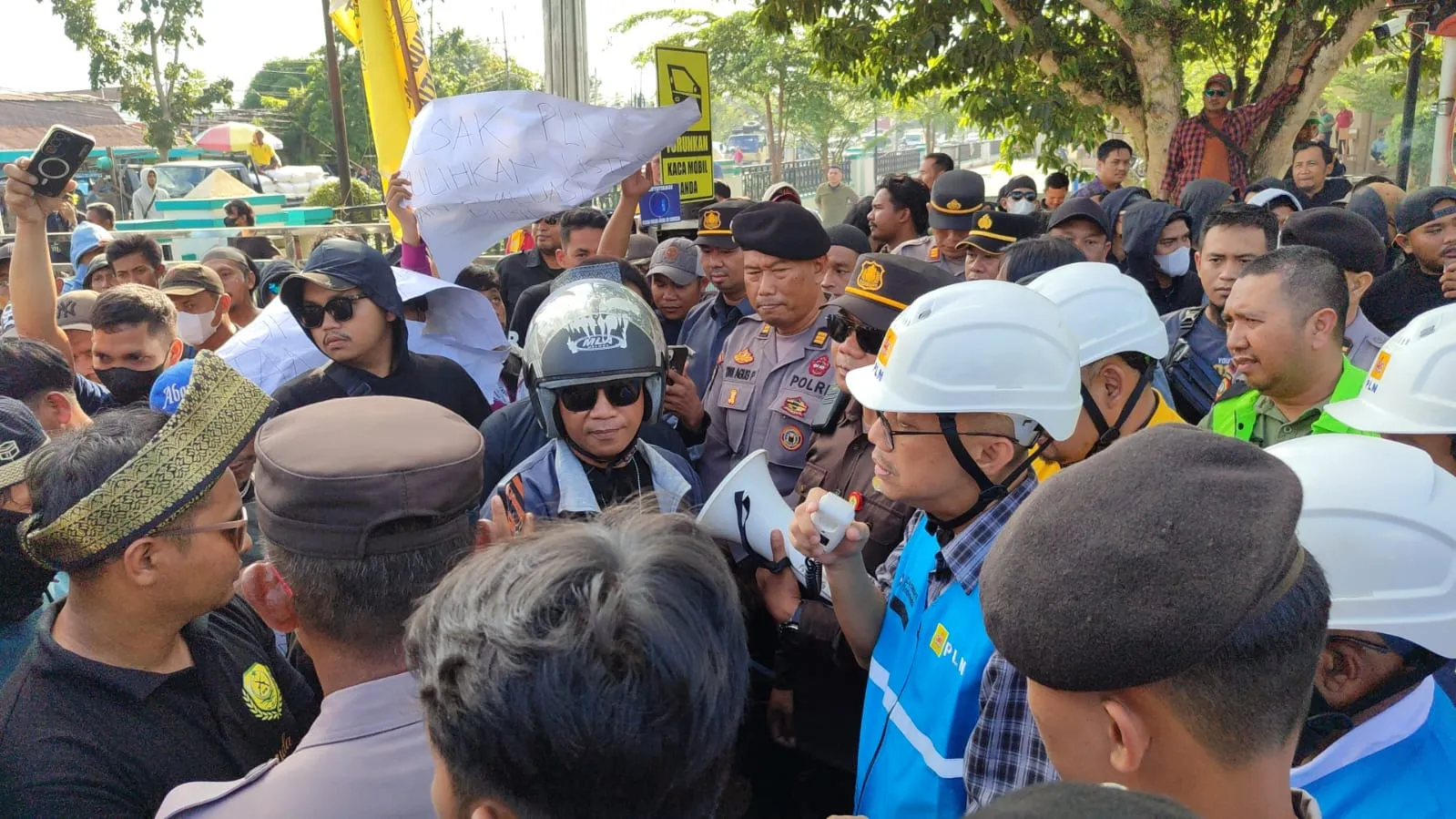 Kawal Demo Pemadaman Listrik PLN Kalbar, Polres Kubu Raya Kedepankan Pendekatan Humanis