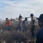 Perjuangan Menembus Asap, Tim Gabungan Pertaruhkan Fisik Padamkan Karhutla Kubu Raya