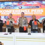 Dua Pelaku Pembunuhan ManusiaDua Pelaku Pembunuhan Manusia Silver di Probolinggo Ditangkap di Kediri, Satu Buron Silver di Probolinggo Ditangkap di Kediri, Satu Buron