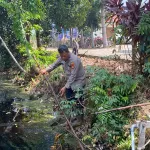 Antisipasi Karhutla, Tim KRYD Polres Kubu Raya Normalisasi Saluran Air Embung Desa Limbung