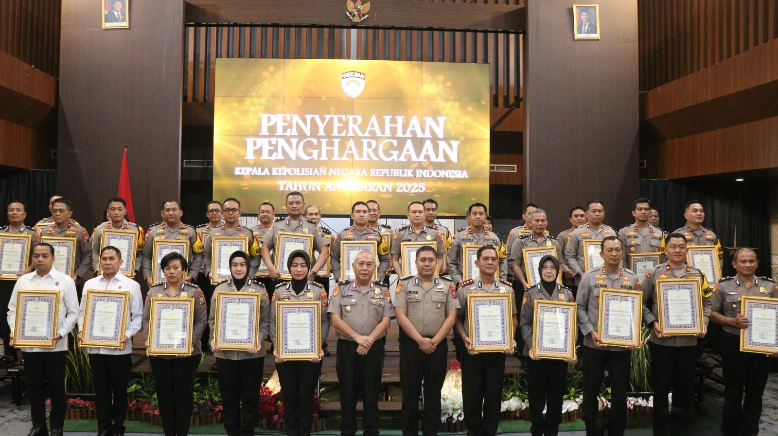 Wakapolresta Sumenep Terima Penghargaan, Polresta Sumenep Raih Predikat Pelayanan Prima Kategori A