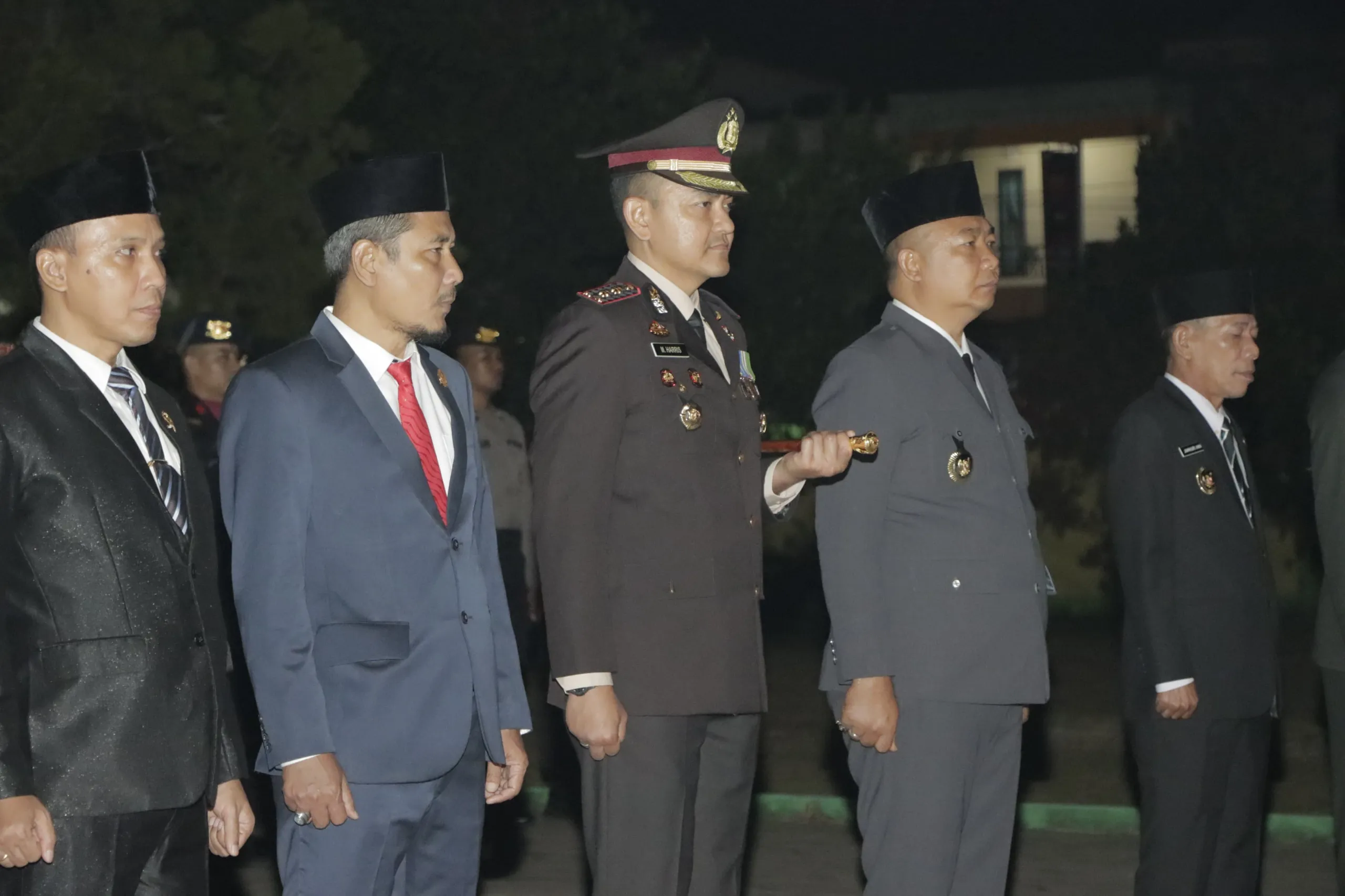 Kapolres Ketapang Bersama Jajaran Forkopimda Hadiri Upacara Kehormatan dan Renungan Suci HUT ke-81 Kemerdekaan RI