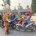 Kualitas Udara Kubu Raya Sangat Tidak Sehat, Polisi dan Dinkes Bagikan Masker Gratis