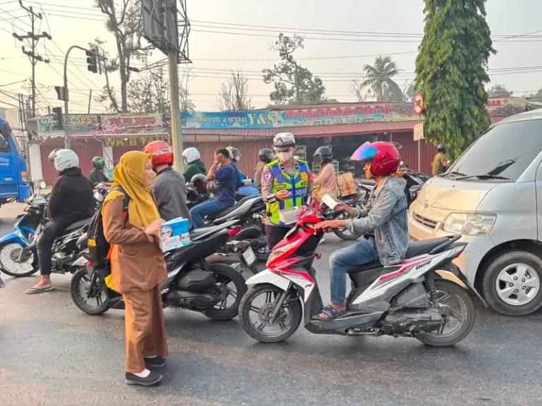 Kualitas Udara Kubu Raya Sangat Tidak Sehat, Polisi dan Dinkes Bagikan Masker Gratis