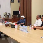 Pererat Silaturahmi, Kapolresta Sumenep Terima Keris dari Pegiat Buday