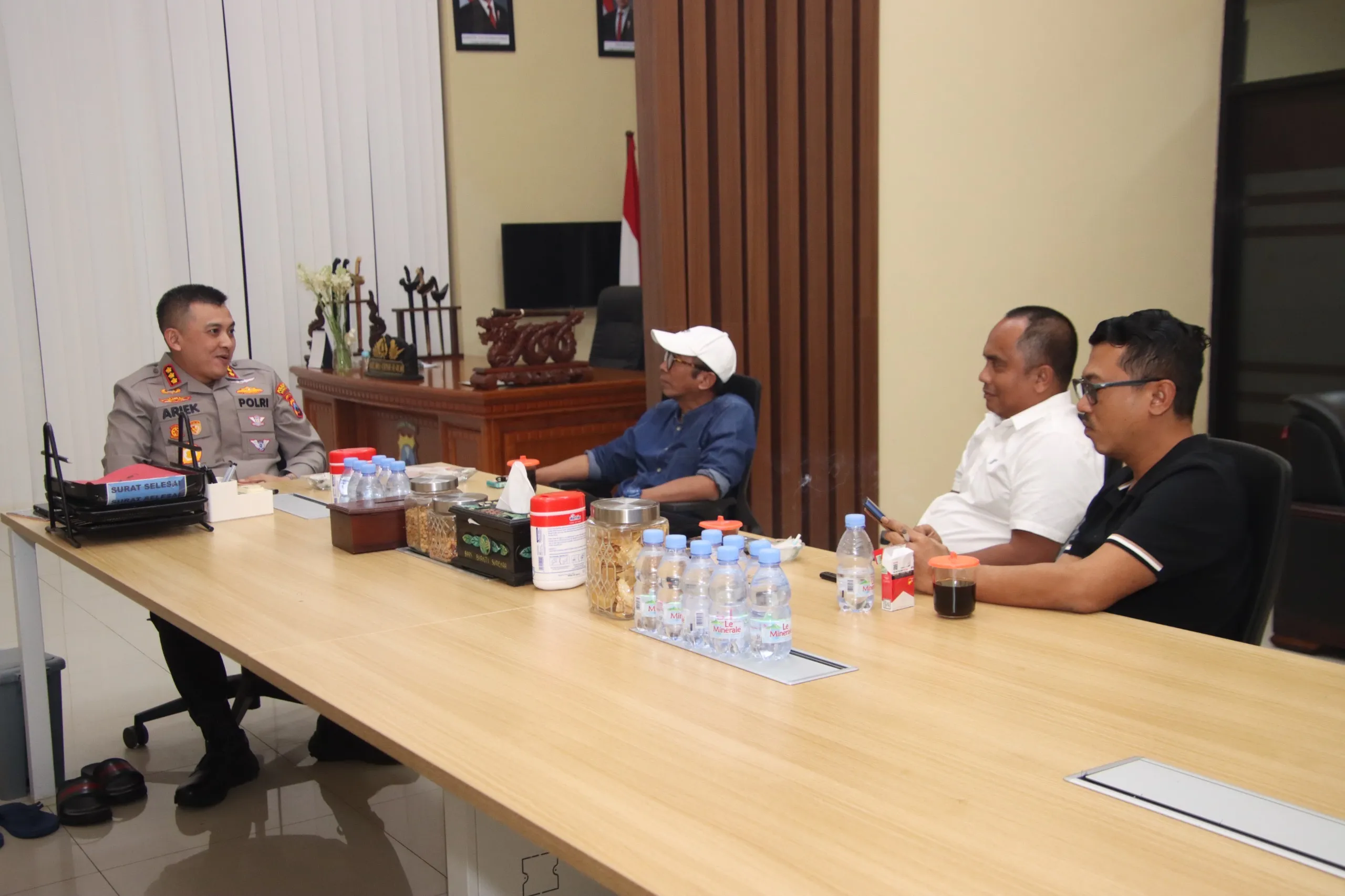 Pererat Silaturahmi, Kapolresta Sumenep Terima Keris dari Pegiat Buday