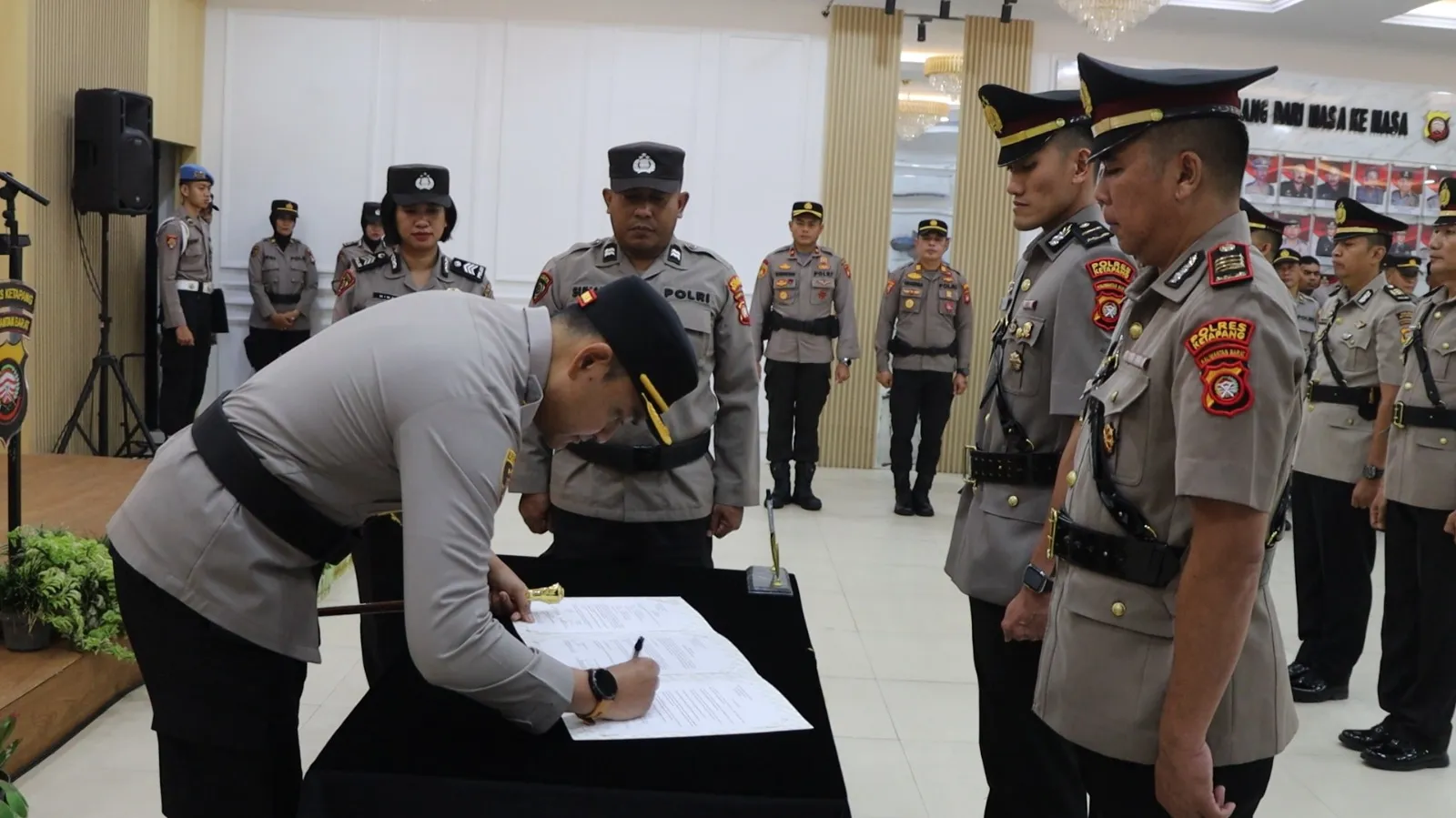 Kapolres Ketapang Pimpin Pelantikan Kabag Log dan Sertijab Dua Kapolsek
