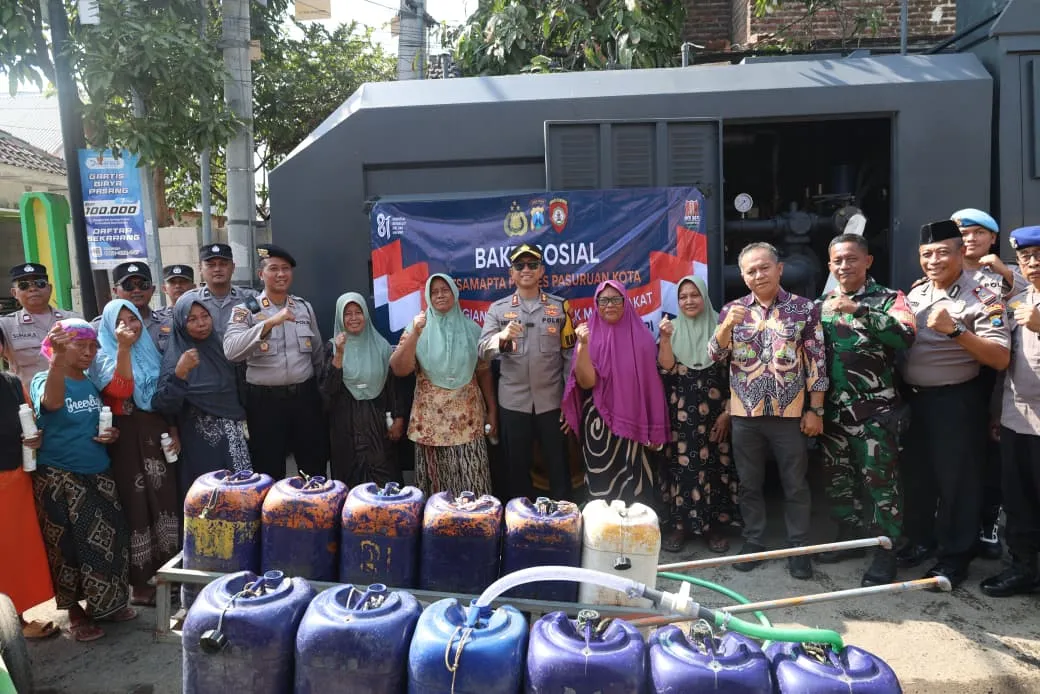 Sambut Kemerdekaan RI, Kapolres Pasuruan Kota Salurkan Bantuan Air Bersih untuk Warga Panggungrejo
