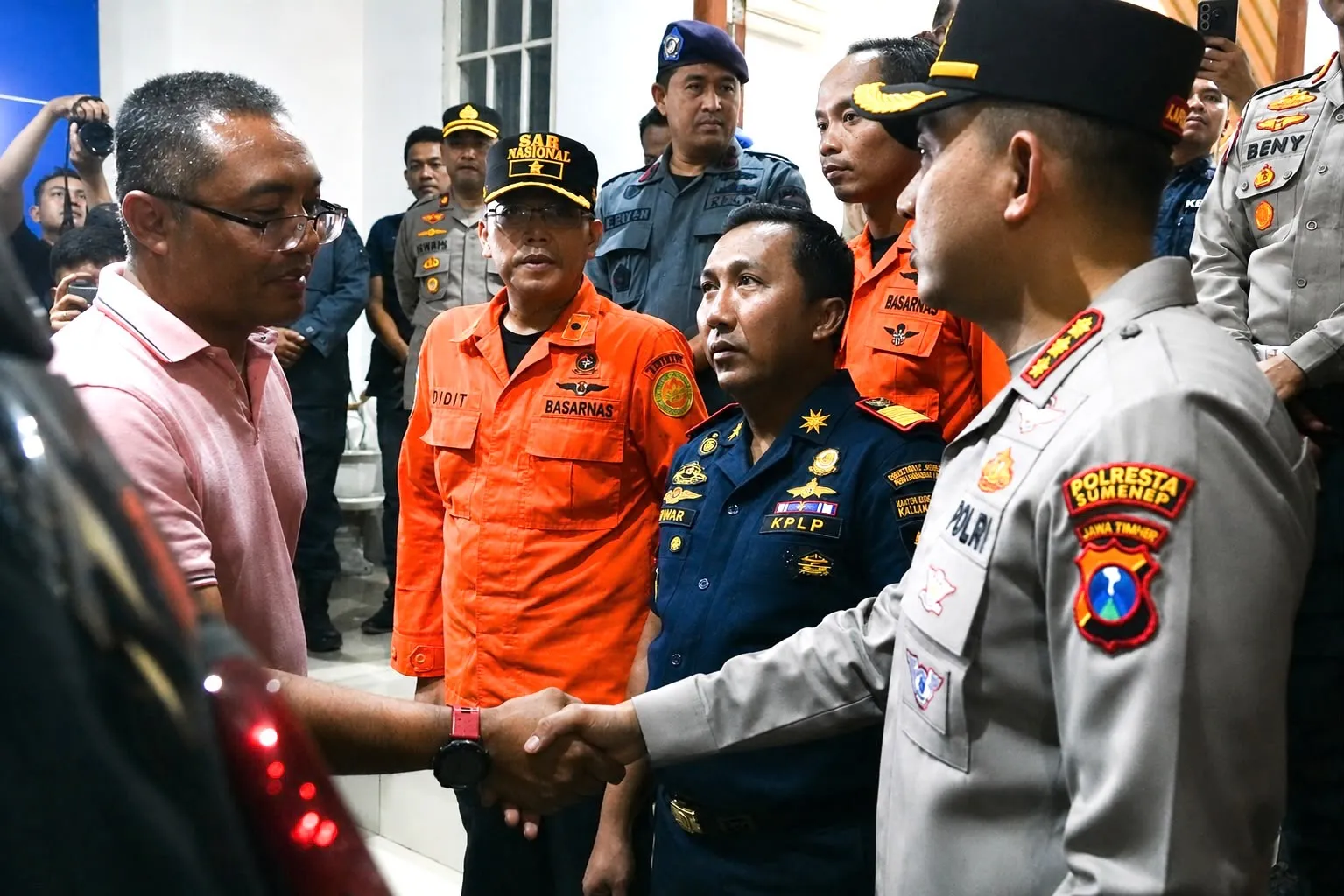 Wujud Kepedulian Polri, Kapolresta Sumenep Koordinasikan dan Berangkatkan Empat Korban Kebakaran KMP Mutiara Sentosa 2 ke Posko Pusat Tg. Perak Surabaya