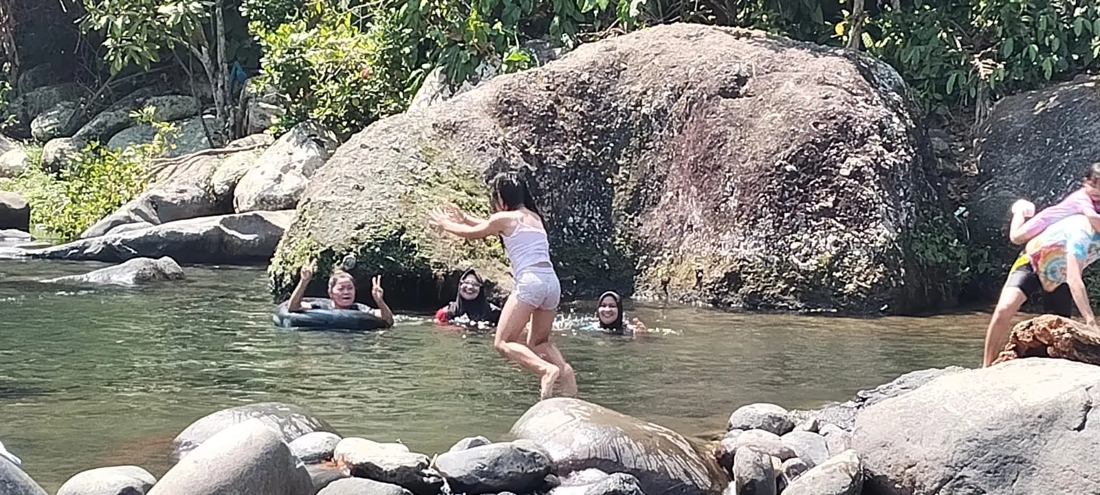 Pemandian Waipangpang Krui, Wisata Air Alami Favorit Keluarga di Pesisir Barat*