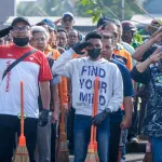 Pimpin Gerakan Jumat Asri di Area Pasar Krempyeng, Bupati Gresik Ingatkan Dampak Perubahan Iklim