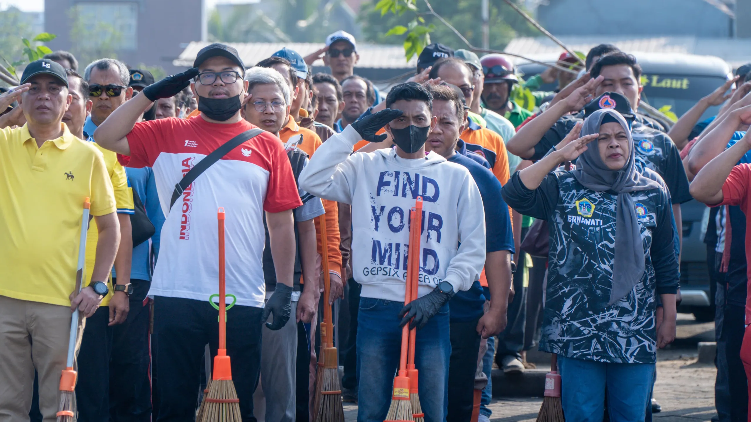 Pimpin Gerakan Jumat Asri di Area Pasar Krempyeng, Bupati Gresik Ingatkan Dampak Perubahan Iklim