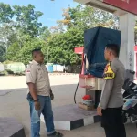 Sambangi Warga, Bhabinkamtibmas Desa Sungai Kelik Ajak Masyarakat Jaga Kamtibmas Jelang Tuba Adat