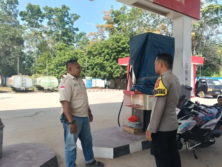 Sambangi Warga, Bhabinkamtibmas Desa Sungai Kelik Ajak Masyarakat Jaga Kamtibmas Jelang Tuba Adat