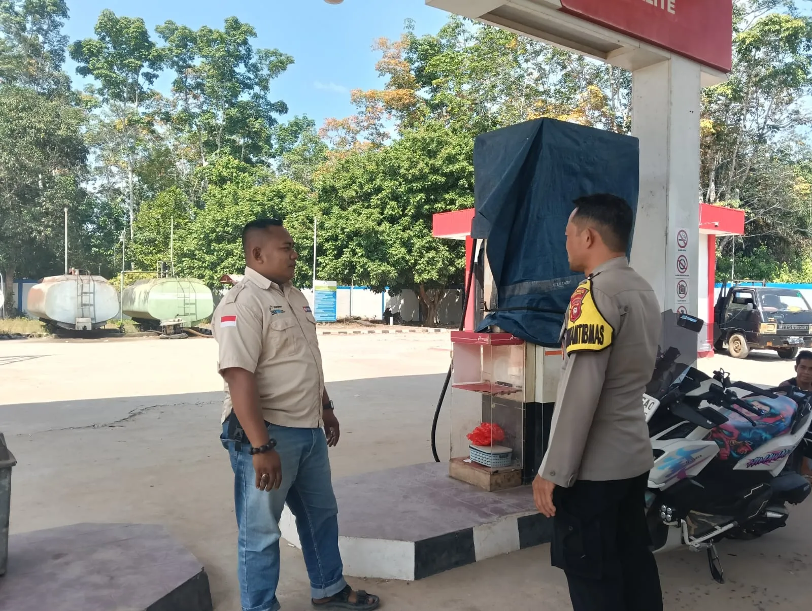 Sambangi Warga, Bhabinkamtibmas Desa Sungai Kelik Ajak Masyarakat Jaga Kamtibmas Jelang Tuba Adat