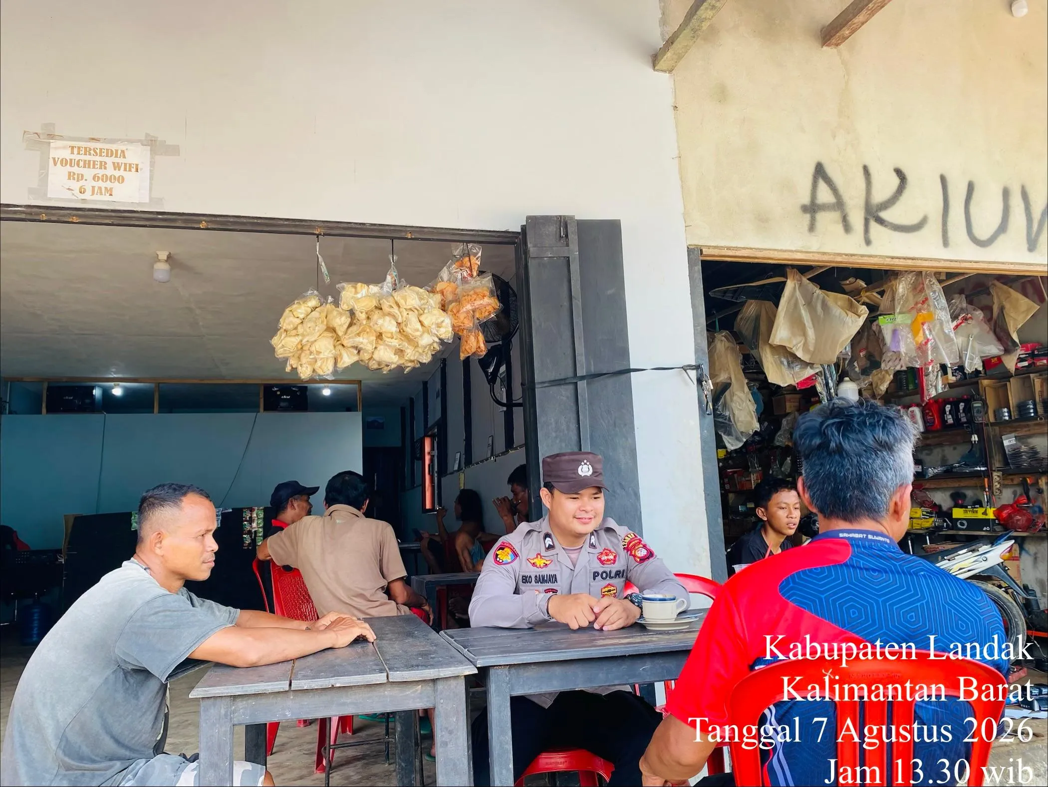 Patroli Dialogis di Warung Kopi, Polsek Meranti Jalin Keakraban dan Sampaikan Himbauan Kamtibmas