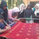 Wali murid SDN Randusari Membuat Batik Cap untuk seragam sekolah Anak.
