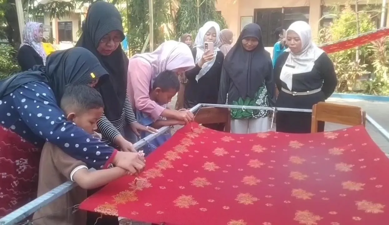 Wali murid SDN Randusari Membuat Batik Cap untuk seragam sekolah Anak.