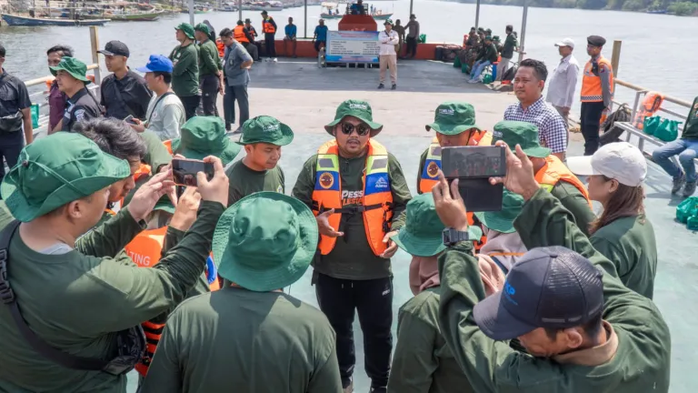 Pemkab Gresik Kolaborasi dengan PT Smelting Kick Off Program Pesisir Lestari Tanam 10.000 Mangrove Amankan Generasi Mendatang