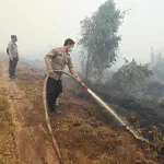 Polres Ketapang Bersama TNI dan Masyarakat Gerak Cepat Tangani Karhutla di Dua Wilayah