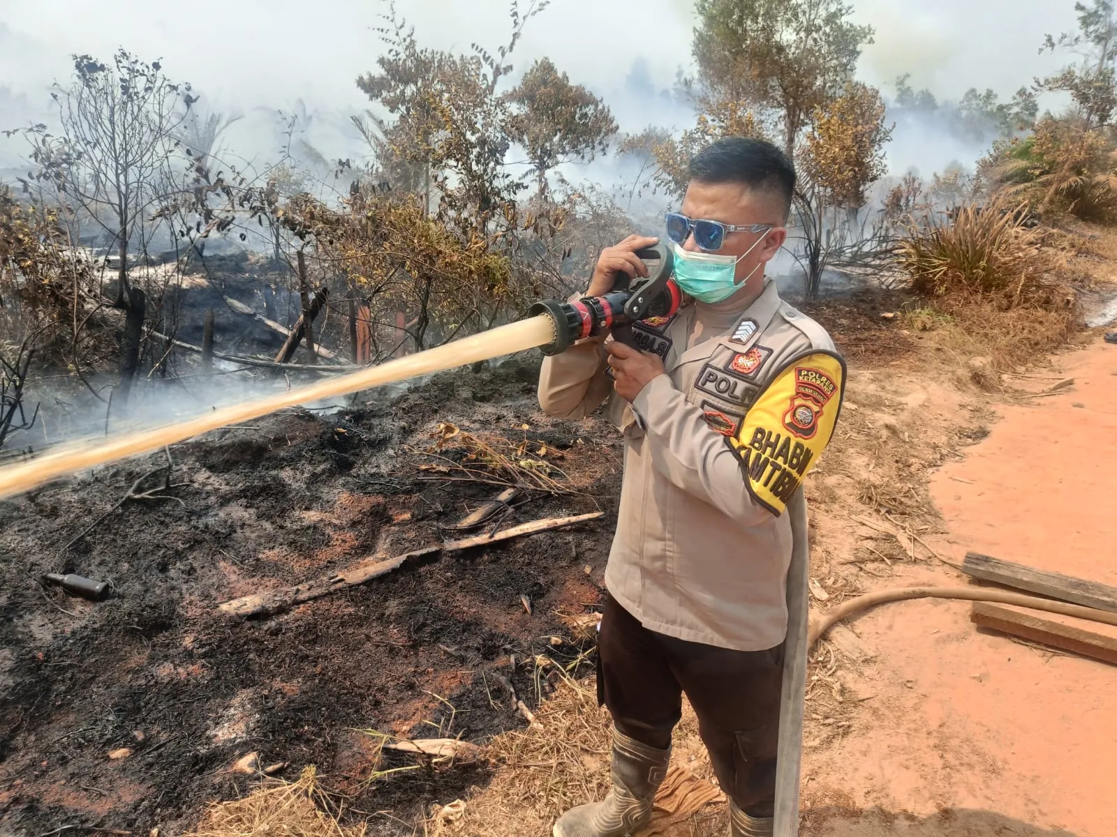 Polres Ketapang Bersama TNI dan Tim Gabungan Padamkan Karhutla di Muara Pawan