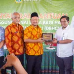 Diawali dari Kecamatan Dukun, Bupati Gresik Gelontorkan BLT DBHCHT Kepada 263 KPM dan 9.932 Bantuan Pangan