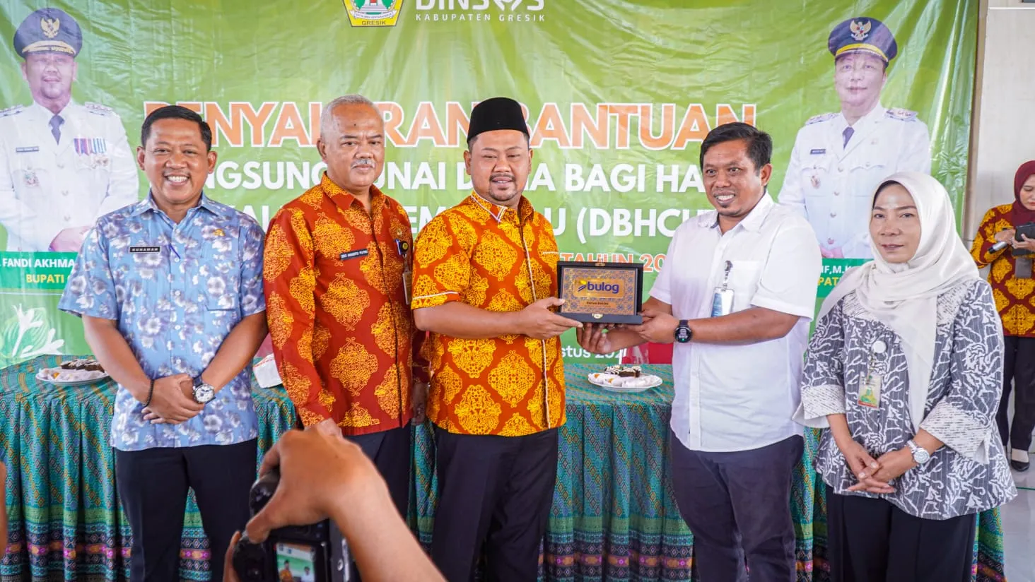 Diawali dari Kecamatan Dukun, Bupati Gresik Gelontorkan BLT DBHCHT Kepada 263 KPM dan 9.932 Bantuan Pangan