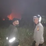 Polsek Benua Kayong Bersama Damkar dan Warga Padamkan Kebakaran Lahan Kosong di Jalan Pematang Rangkong