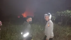 Polsek Benua Kayong Bersama Damkar dan Warga Padamkan Kebakaran Lahan Kosong di Jalan Pematang Rangkong